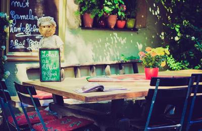 世界杯比赛中球员远射破门的精彩进球瞬间缩略图
